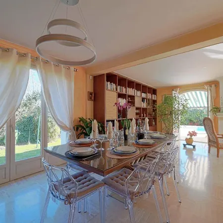 Luxueuse Avec Piscine Chauffee Villa Medan