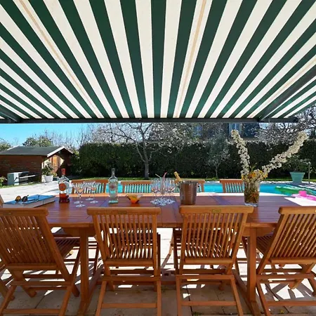 Luxueuse Avec Piscine Chauffee Villa Medan